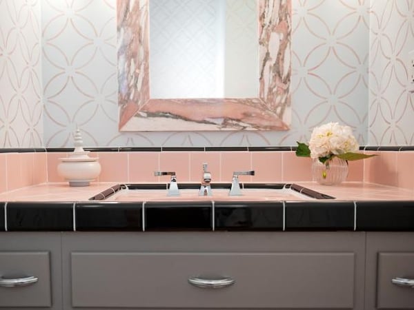 how to decorate a pink tile bathroom